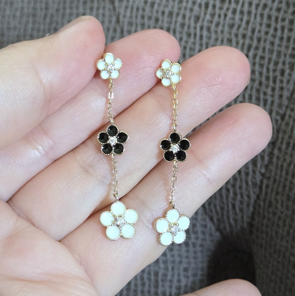 isabella m. Dangling Enamel Flower🌸 Trio3️⃣ Earrings
